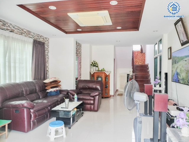 *****บ้านเดี่ยวมือสอง นนทบุรี หมู่บ้าน ชวนชมพาร์ค2 บางกรวย-ไทรน้อย หลังมุม เนื้อที่ 79.3 ตร.ว. ฟังก์ชัน 5 ห้องนอน 4 ห้องน้ำ ที่จอดรถ 2 คัน พื้นที่ใช้สอยกว้างขวาง ภายในตกแต่งสวยเหมือนใหม่ สิ่งอำนวยความสะดวกครบครัน เดินทางสะดวกทำเลติดถนนใหญ่  เชื่อมต่อถนนบางกรวย-ไทรน้อย, ถนนกาญจนาภิเษก, ถนนชัยพฤกษ์